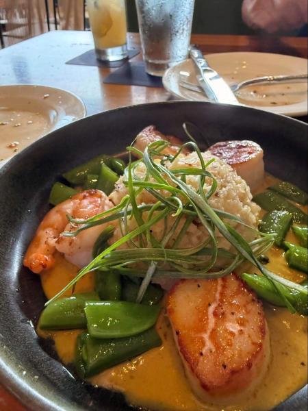 メイン料理の海老とホタテ