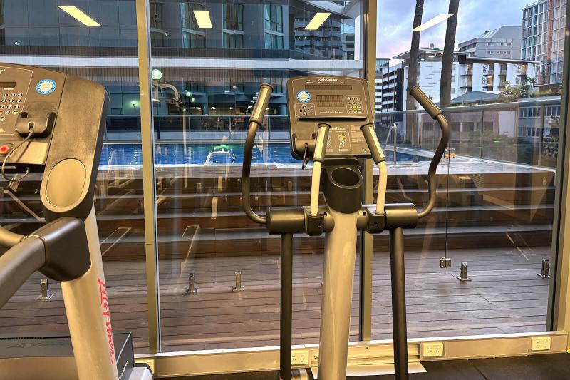 プールはジムの向かいにあります