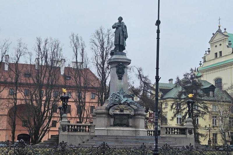 アダム ミツキエヴィッチの像