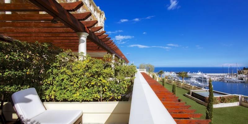 シービューテラス付きジュニアスイート(©MONTE-CARLO Société des Bains de Mer)
