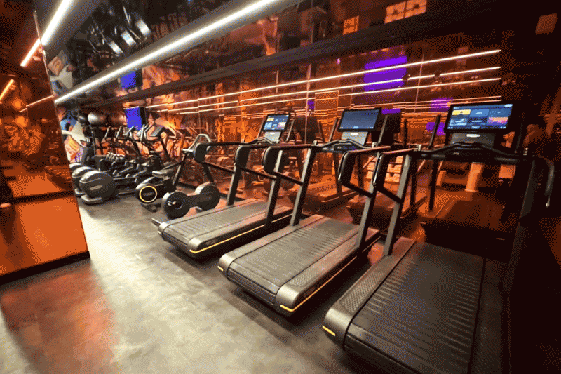 こちらは24時間利用できるジム「FIT」です。最新の機器が充実しており、滞在中も快適にワークアウトが楽しめます!