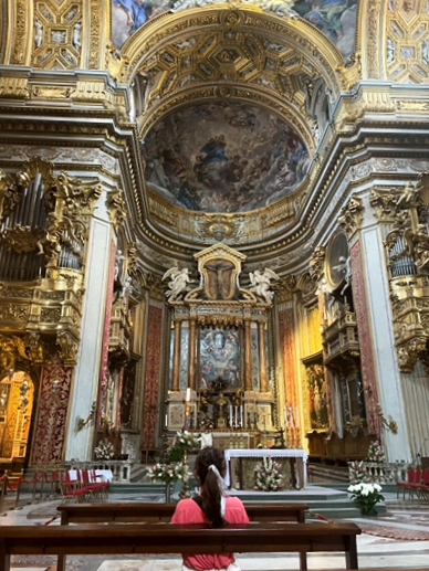 ローマのヌオーヴァ教会内。実は一番感動した小さな教会です!