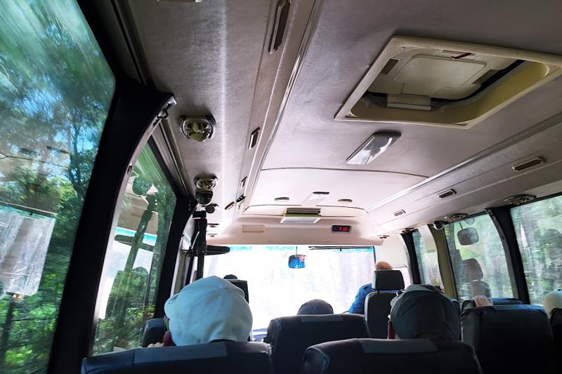 車内では運転手さんがモートン島について説明をしてくれます