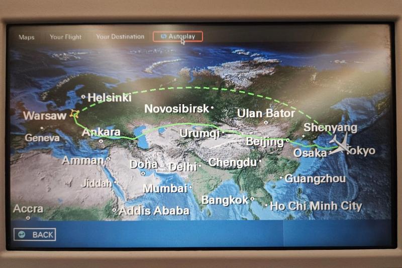 本来は上の点線のルートですが、現在はウクライナ情勢の影響から下の実線のルートで運航しています。