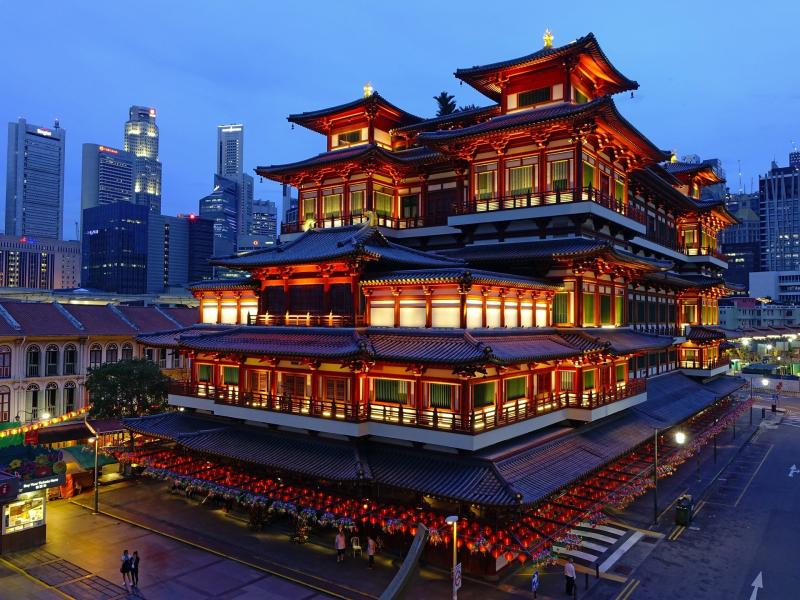 ●ブッダ・トゥース・レリック寺院(新加坡佛牙寺龍牙院)シンガポール最大のパワースポットとして有名な仏教寺院。ミャンマーで発見された仏陀の歯を祀るために建設されたといわれています。金色と赤色で彩られた豪華絢爛な内装に魅了されることでしょう。4階には、撮影禁止となっている仏陀の歯が展示されておりますので、ぜひご覧になってみては?