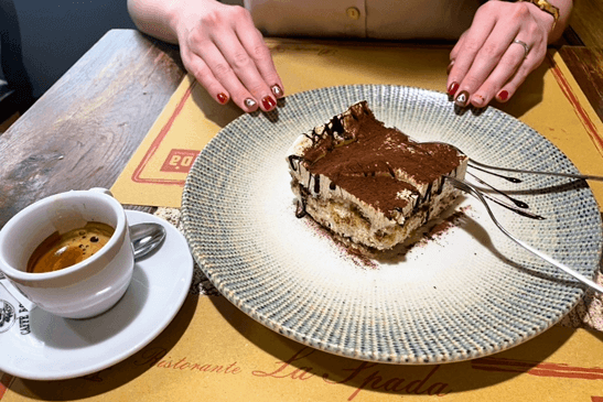 イタリアでしか味わえない本物のティラミス…!