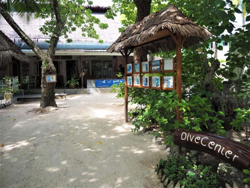 ダイブセンター。木の看板があるので分かりやすいです