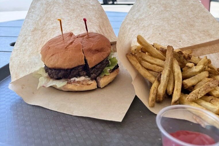 ワイメアのパーカーセンターショッピング内にある評判のハンバーガー店「ビレッジバーガー」。 シェイクも美味