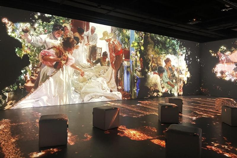 鮮やかな絵画はデジタルによってさらに鮮やかに。きらびやかな作品を見ると気持ちもキラキラとしてくるものです