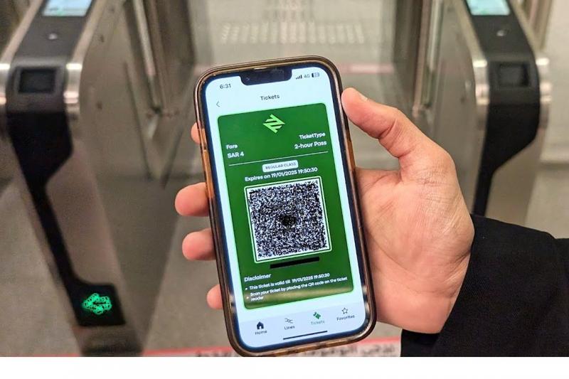 ユーザー登録が必要にはなりますが、darbアプリだと、カード発行の10サウジアラビアリヤルも不要ですし、発行されたQRコードを改札にかざすことで乗車が可能です。