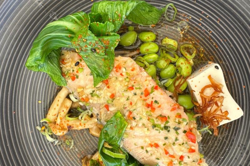 サーモンに枝豆、しめじ、豆腐、青梗菜などが添えられ見た目も華やかな一皿