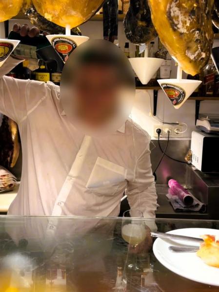 ユニークな店員さんがチャコリを注いでくれました