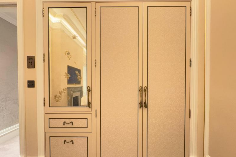 クローゼットを開けると…