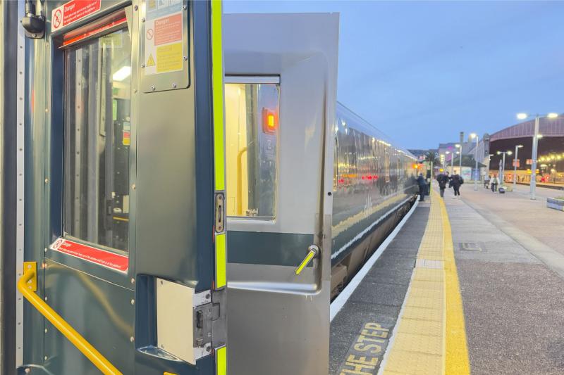 段差に気をつけてスーツケースを降ろしてくださいね