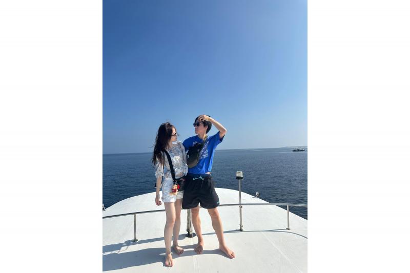 旅先でのトラブルからイライラしたり喧嘩になったりというのはよくあることかと思います。しかしモルディブはリゾートに到着すれば、あとは食べて飲んで泳いでのんびりして寝るだけ。考えることをしなくて良いというのは私の理想のハネムーンでした。いつかまた来られるといいね、と2人の一生の思い出になりました。(この写真はドルフィンクエストで撮っていただきました)