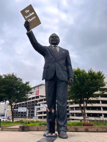 長年にわたり、アフリカ民族会議(ANC)の指導者として活動し、南アフリカの民主化への道筋を支えた功績から、彼の名を冠したこの空港は“自由と希望の象徴”とも言われています。空港外には、とっても大きなO.R.タンボさんの像があります。偉大な人物と記念写真を撮影しませんか。せっかくなので、銅像の前で記念にパシャリと1枚。良い旅の思い出になりました。
