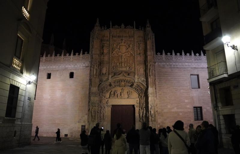 こちらの写真が、国立彫刻美術館です。中世から近世にかけての宗教彫刻が多く収蔵され、木彫彩色による迫真の表現が訪れる人々を魅了します。建物自体の美しさとともに、スペイン彫刻芸術の奥深さが感じられるスポットです。 バリャドリードにはたくさんの美術館がありますが、中でも国立彫刻博物館は時間をかけて訪れたい必見スポットです。