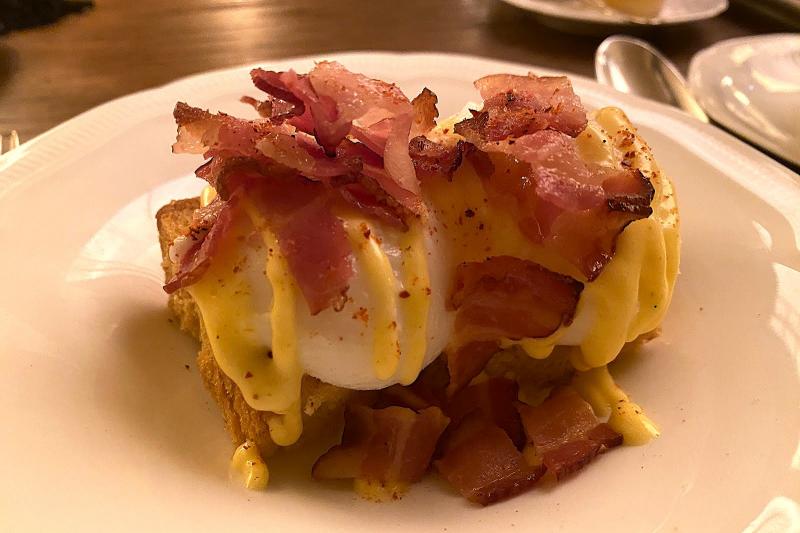 朝食のエッグベネディクト