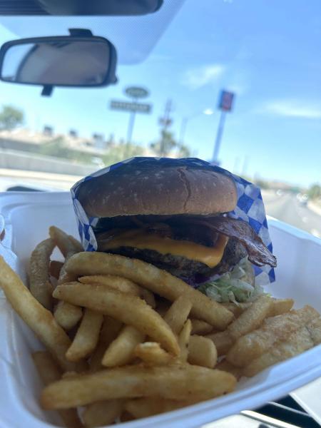 レンタカー内にて。一番好きだった「Mr D'z Route 66 Dinerのハンバーガー」