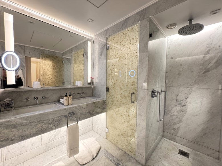 シャワースペースと明るいミラー