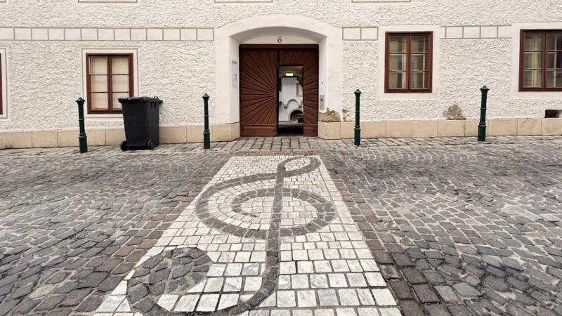 ベートーヴェン博物館。路上にも遊び心がありますね♪