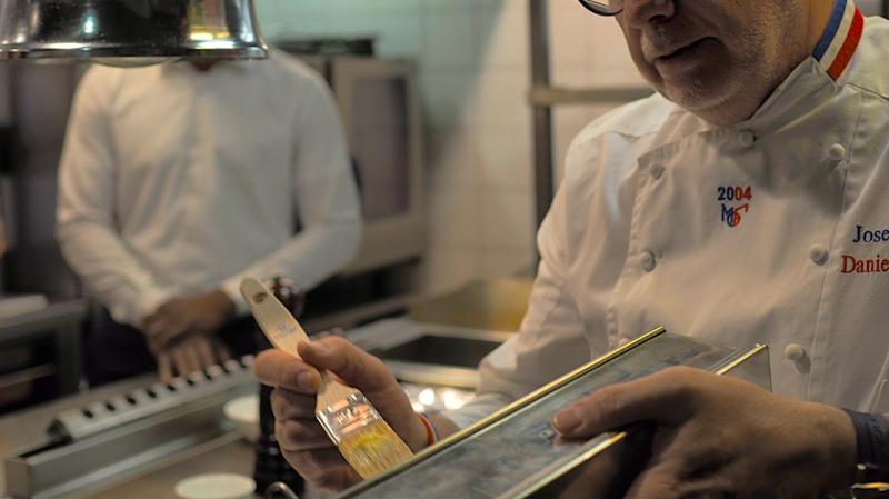 まずは、パテ アンクルートの型にバターを塗っていきます