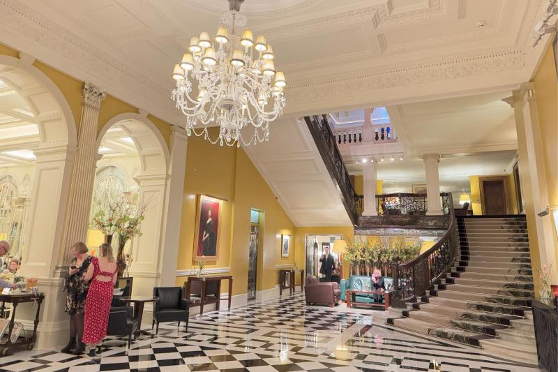 豪華なシャンデリアと心躍るアールデコ調の内装