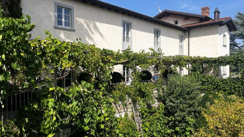 ルレ サン ヴィジリオ アル カステッロの外観は、盛夏のため木々がこんもりしています。外観は2階建てのように見えますが、実際は5階建てで、地下にはレストランなどがあり、地上階にはフロント・ロビーと眺めの良いテラスがあります。宿泊室は上階および別棟にあります。