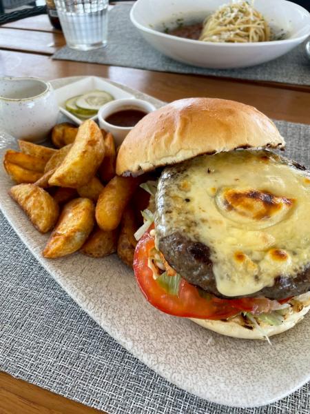 お昼はジャンキーにハンバーガーを
