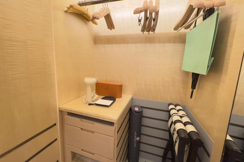 ヨガマット、アイロンまで揃っています!