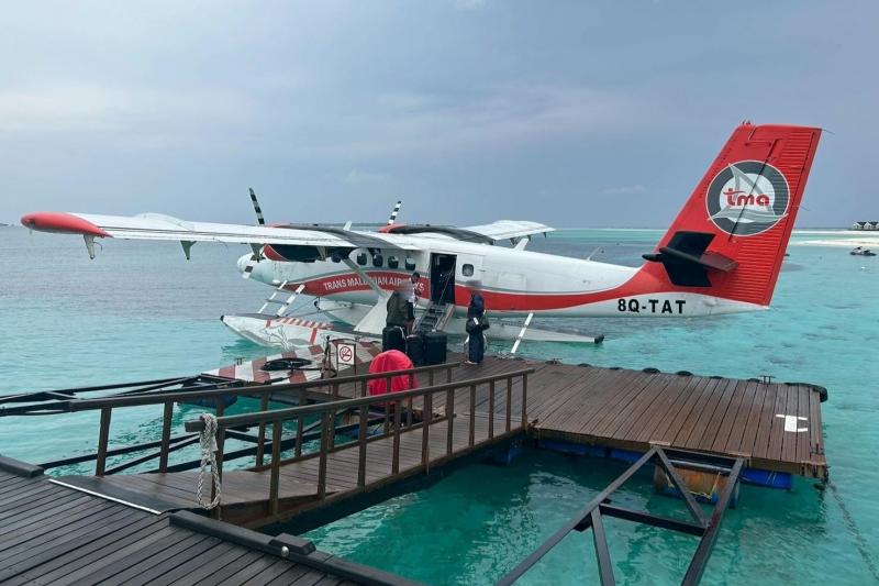 雨模様の中、水上飛行機でいざ出発!