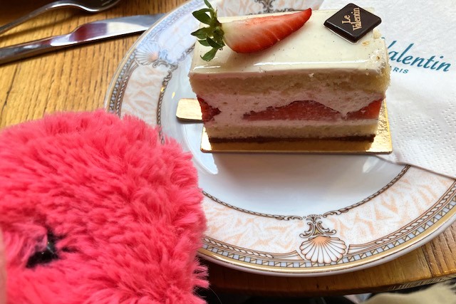 そこで珍しくショートケーキ(フレジェ)を発見! 喜んで注文しました(写真:パリで唯一出会えたショートケーキです)。甘さ控えクリームにしっとりした生地で美味しく、ほぼ日本のショートケーキでした。感激していると店員さんから「以前、日本人のパティシエが働いていたんです」と教えて頂き、なるほど!と納得しました。
