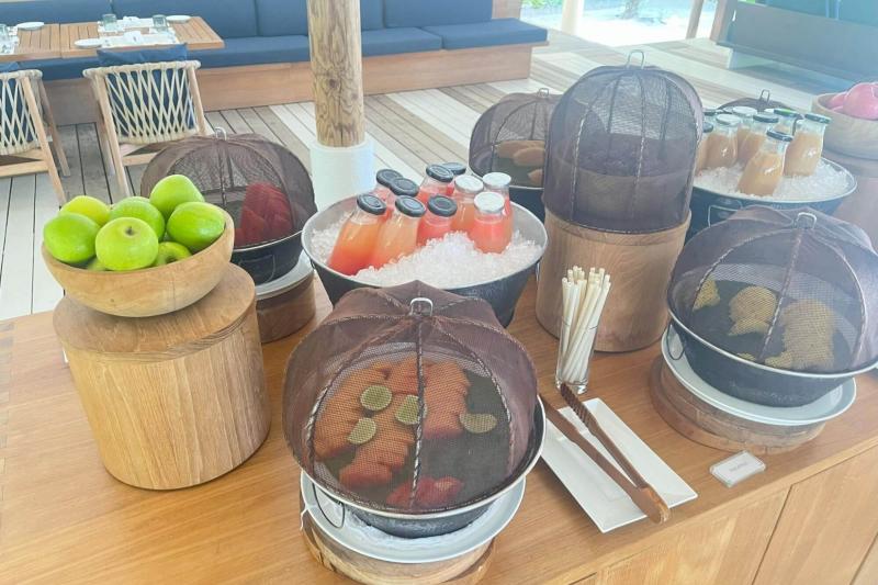 アラカルト料理+セミビュッフェ形式の朝食