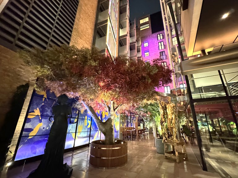 すぐお隣の「ザ エモリー」へ