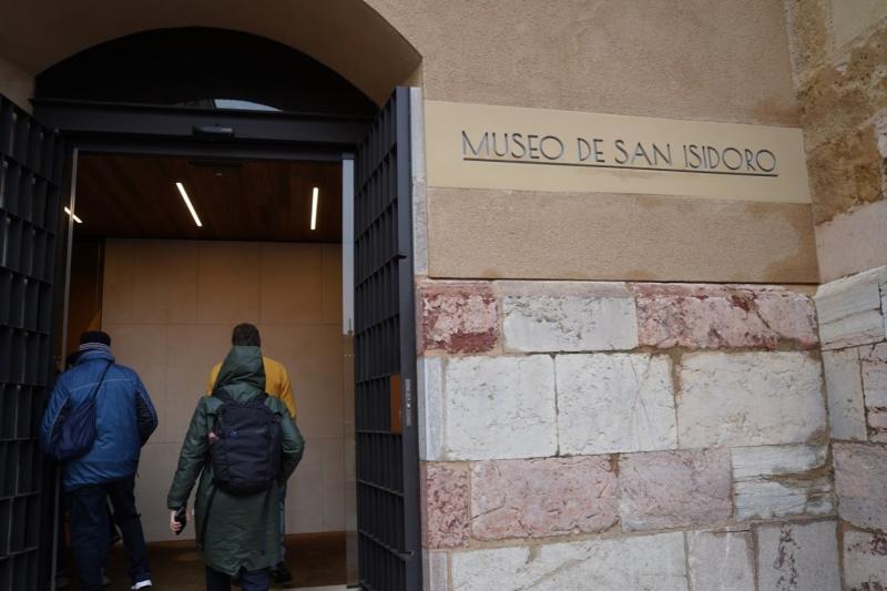 サン イシドロ美術館には中世の写本や宝飾品、聖遺物なども展示され、レオン王国の栄華を伝える貴重な文化財に触れることができます。歴史と芸術が凝縮された、レオン観光には欠かせないスポットです。