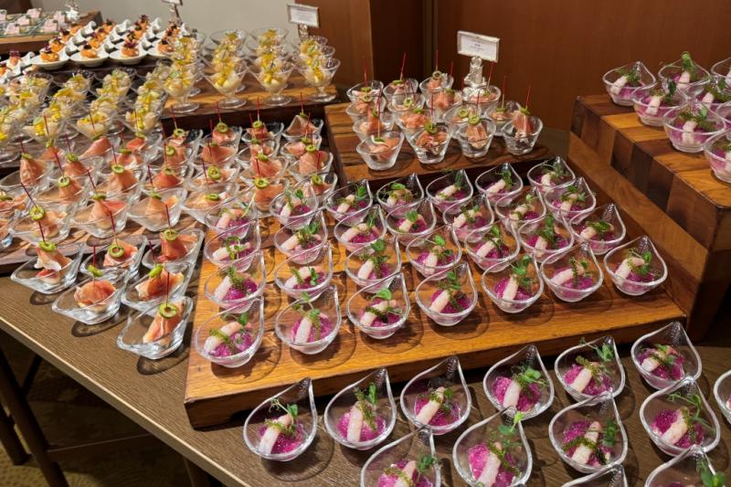 ザ ペニンシュラ東京のお料理。色とりどりの前菜が並びます