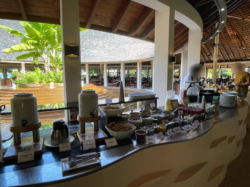 メニューはどちらも同じで、世界各国の料理を日替わりで提供するビュッフェスタイルです。