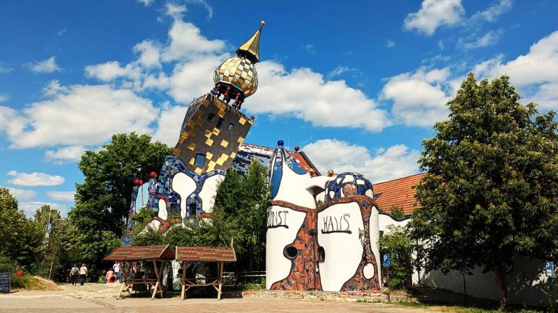 こちらがクンストハウスです。建物の内部にも彼の世界観が反映されており、お土産品(グッズなど)も購入することができますよ♪