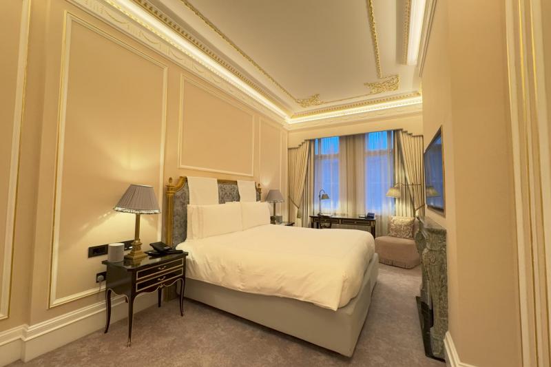 優しい色合いのベッドルーム