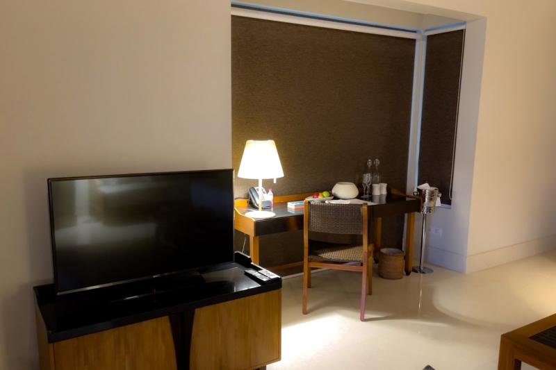 デスクとテレビ