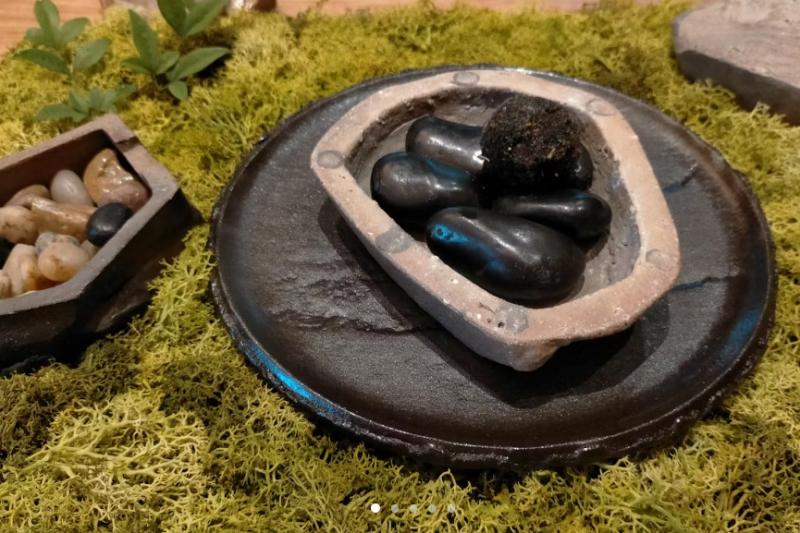 人生初のオーベルジュ! 旦那の快気祝いと思っていたのに私の還暦祝いと言う事で予約をしてくれました。「一日一客」に最初は緊張もありましたが、伊豆高原駅に大塚シェフが迎えに来て下さり、その後心配していた台風は逸れ、念願の大室山や城ヶ崎の方も遊びに行く事が出来ました。愛子さんもスタッフの方もとても気さくな方でお喋りも弾みます。お楽しみのディナー、アイディア溢れる料理は楽しくとても美味しい。私がワインが好きだと言う事で料理に合うモノを勧めて頂き楽しい時間でした。お風呂は源泉掛け流しで寝具も肌触り良くぐっすり眠れました。朝食は日本食orドイツ食と選べたのですが欲張りな私はどっちも!!と。旦那とシェアさせていただきました。素敵な思い出深い還暦祝いになりました。(写真:ディナーのスタートは石!)