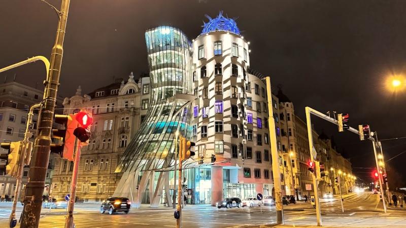 この建物「ダンシングハウス」は、まるで踊っているようなユニークな形の近代建築です。モダンなデザインが街の歴史的景観の中でひときわ目を引き、写真スポットとしても人気です。