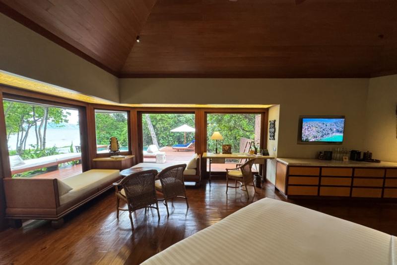 おすすめのビーチプール カシータ。お部屋からプール越しに海を眺められます