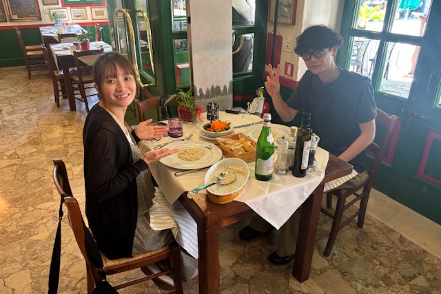 旅先のレストランでのひとコマ