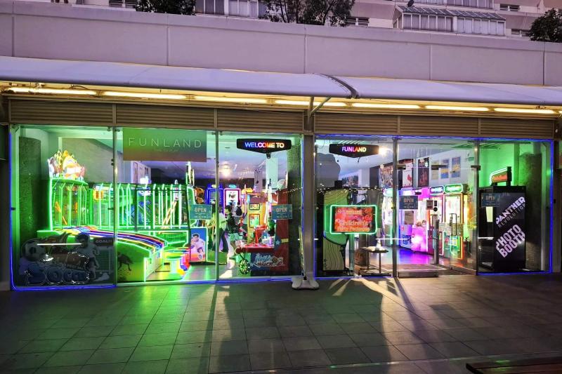 ホテルのそばに「ヨーロッパ最大のアーケードゲーム場」があり、地下に謎の音ゲー部屋がありました。そこでは百円硬貨しか使えないようなのです。ダンスダンスレボリューションをやろうとしたら、常連の女の子が助けてくれて、無事にプレイできました。