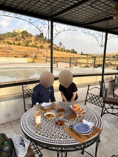 こちらのフェズで宿泊した「リヤド ギタ」は、最高でした。雰囲気も料理もベスト、持ちこんだワインも冷やしていただきました。写真はリヤド ギタでの夕食の様子です。街並みと風を感じながらおいしい食事をいただきました。