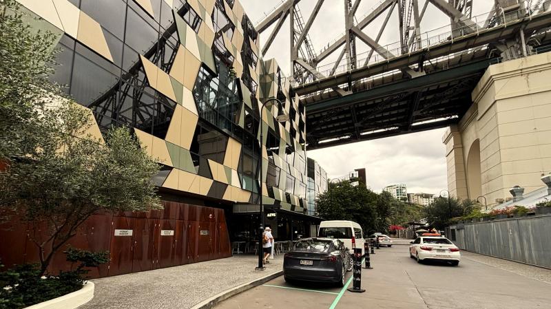 こちらのホテルは、ブリスベンの象徴とも言える、ストーリー ブリッジという橋の下の崖に建てられています。