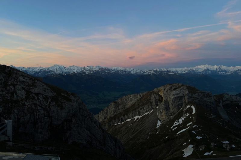 ホテル ピラトゥス クルムからの夕日に染まる山々