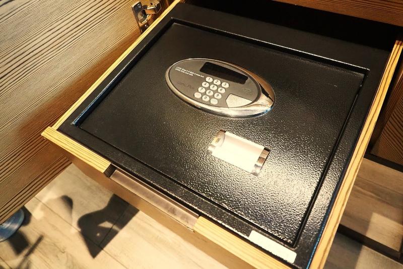 セキュリティボックスは棚の中にございます