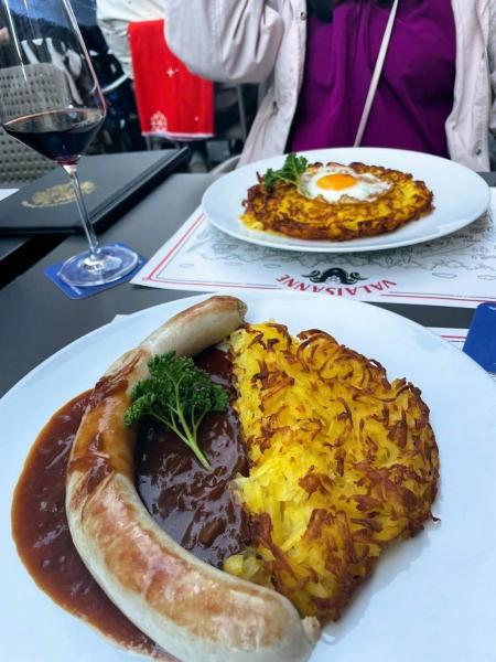 細切りにしたじゃがいもをこんがり焼いた、ロスティ
